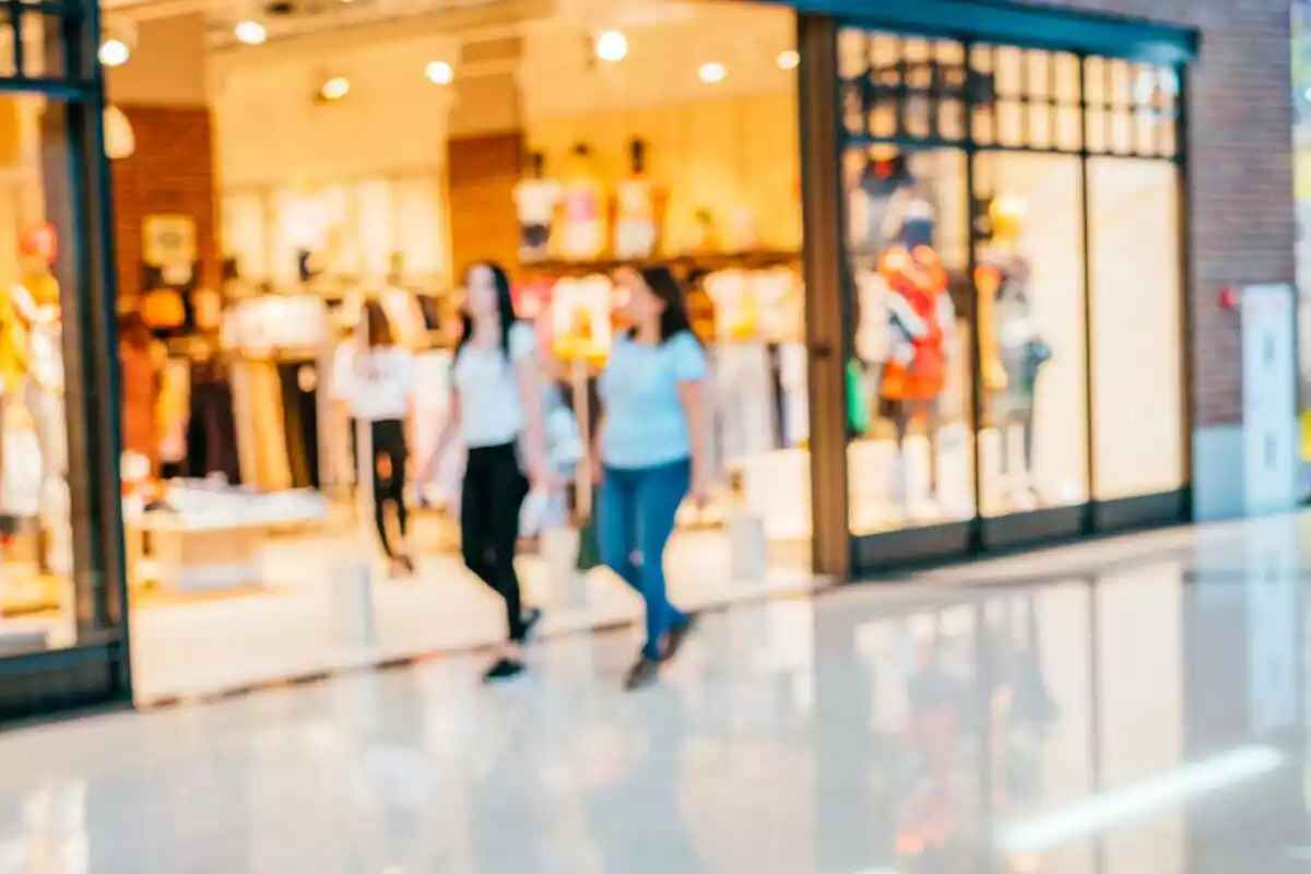 Imagen de gente realizando compras en un centro comercial