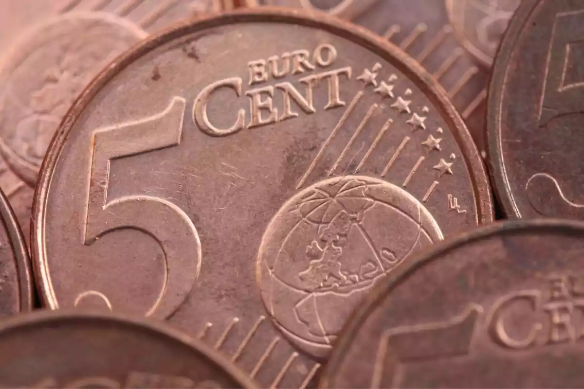 Primer plano de una moneda de cinco céntimos