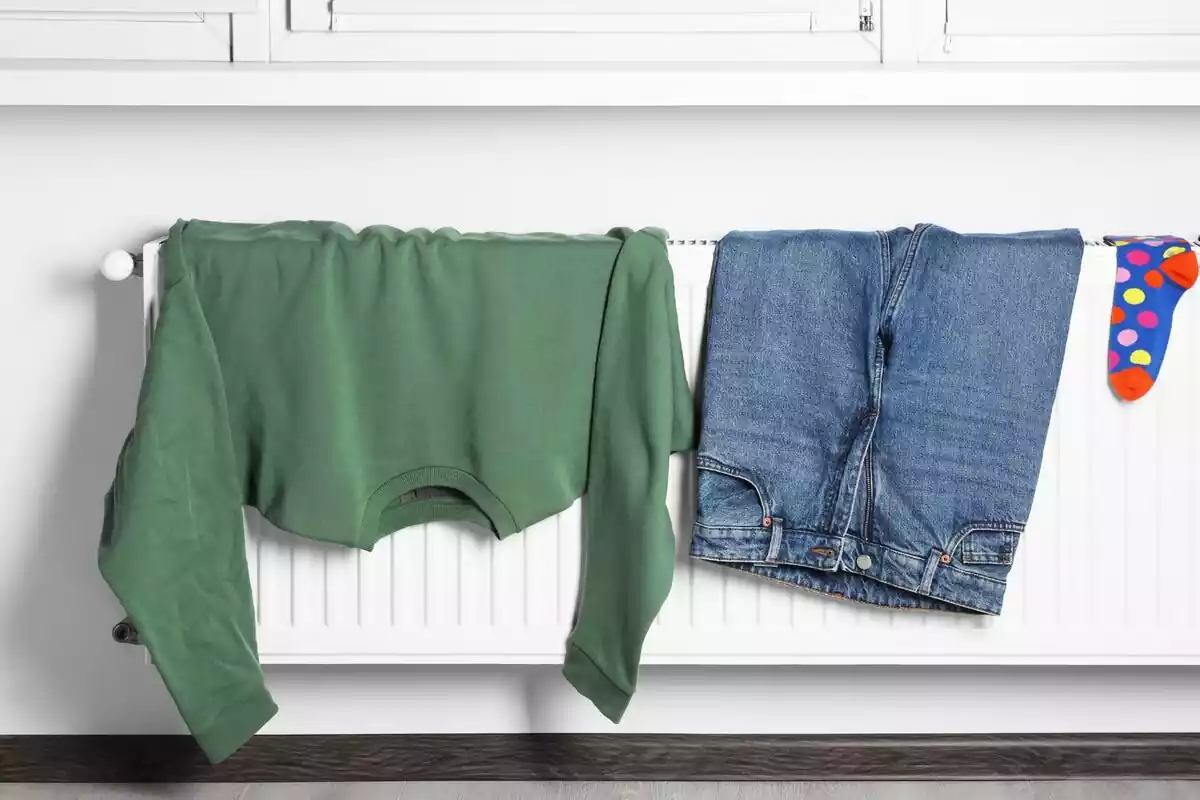 Un jersey, unos pantalones y un calcetín encima de un radiador
