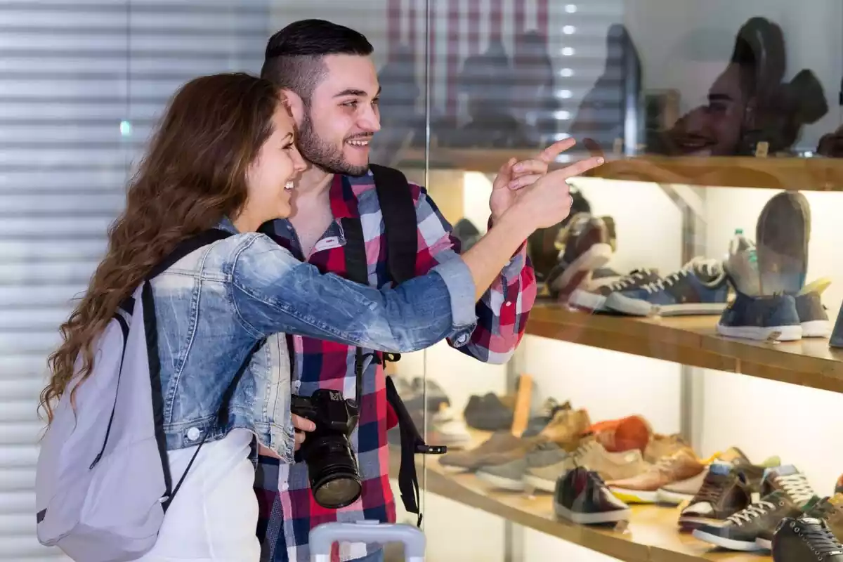 Una pareja comprando zapatillas en una tienda
