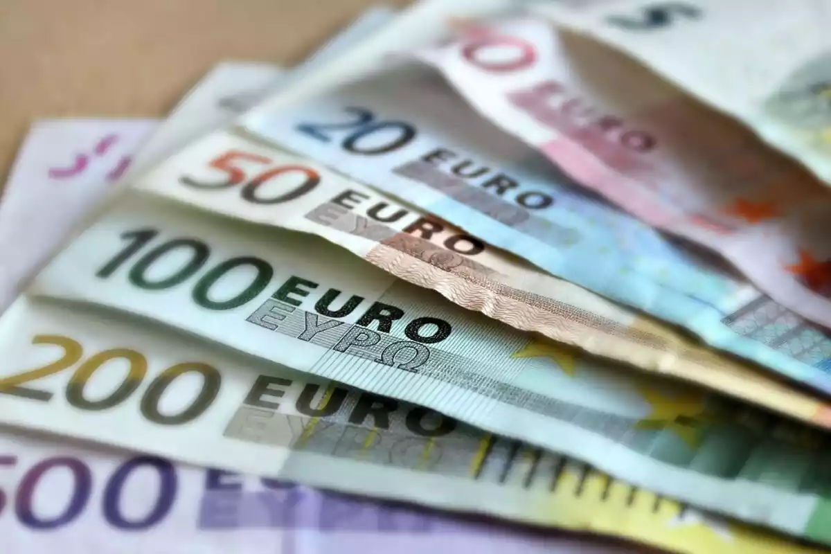 Billetes de euro encima de una mesa