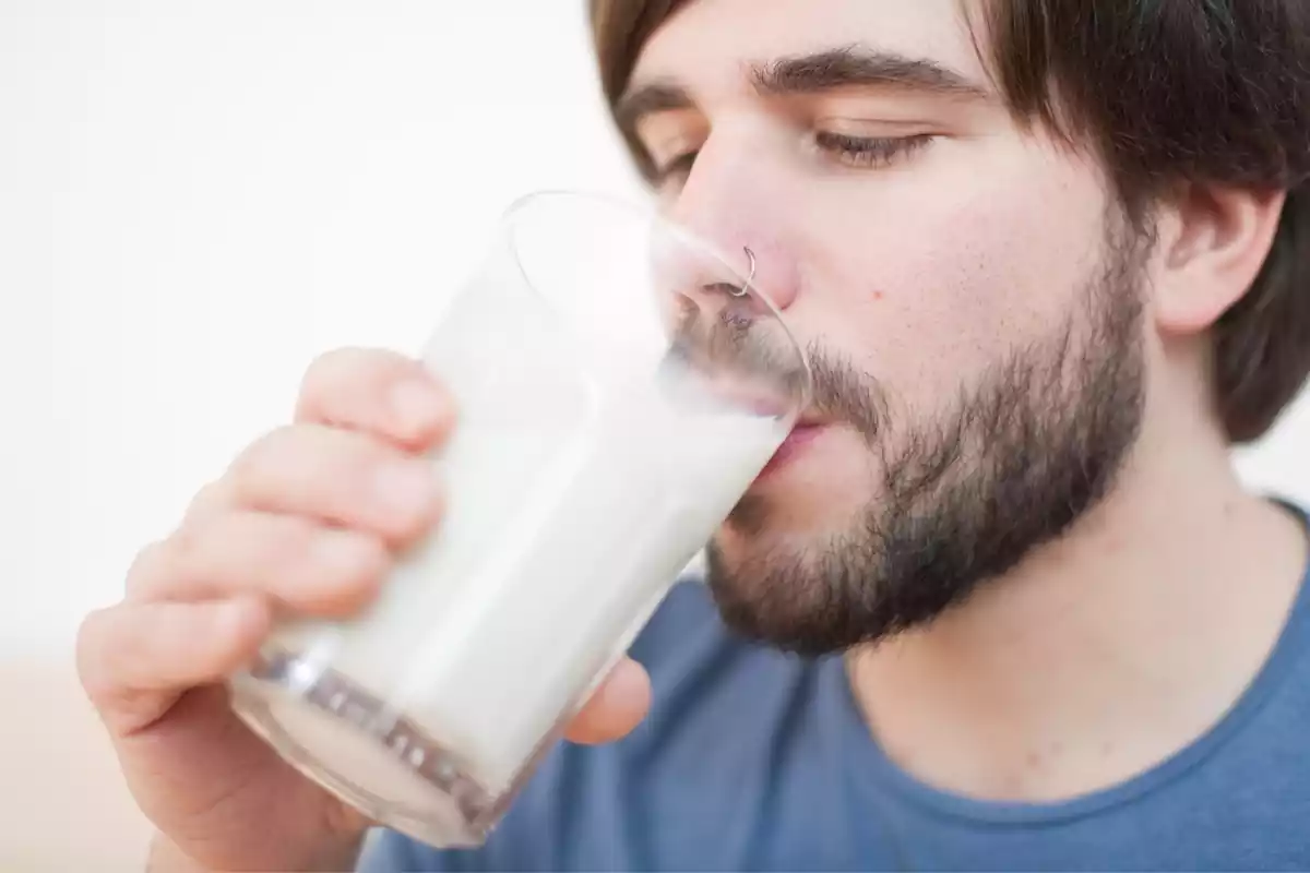 Hombre bebiendo leche de un vaso
