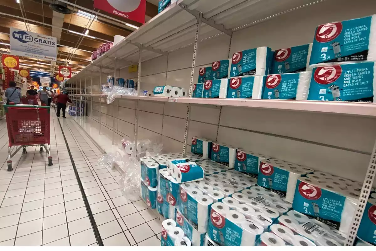Imagen de un supermercado con papel higiénico en sus estanterías