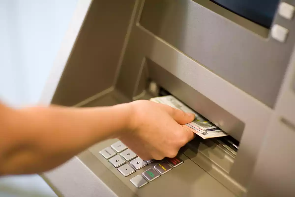 Imagen de una persona sacando dinero de un cajero automático