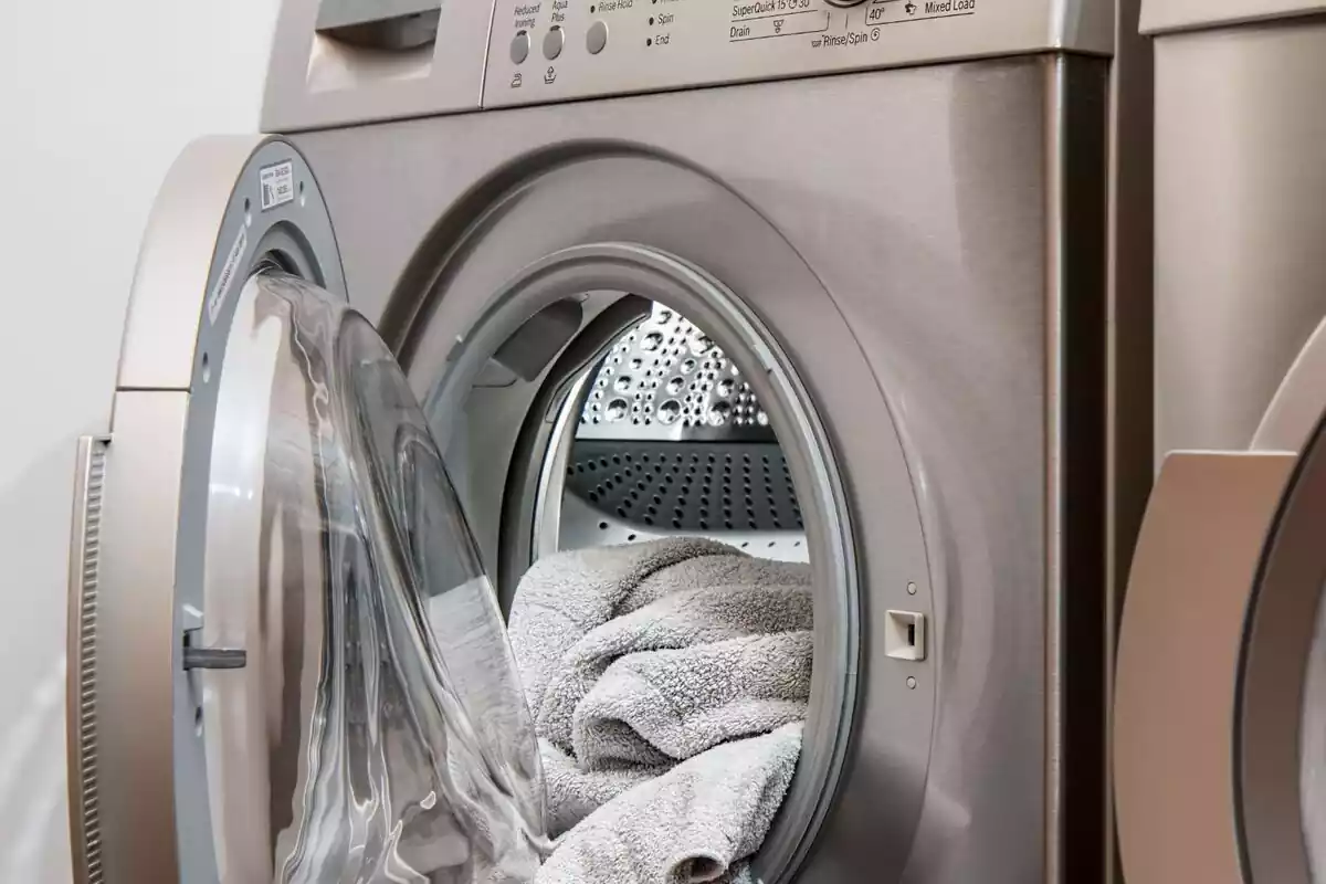 Lavadora con una toalla dentro