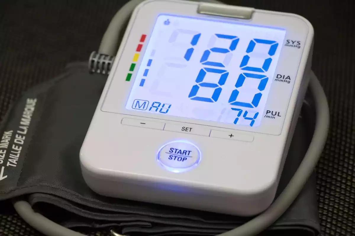 Tensiómetro marcando la presión arterial de un paciente