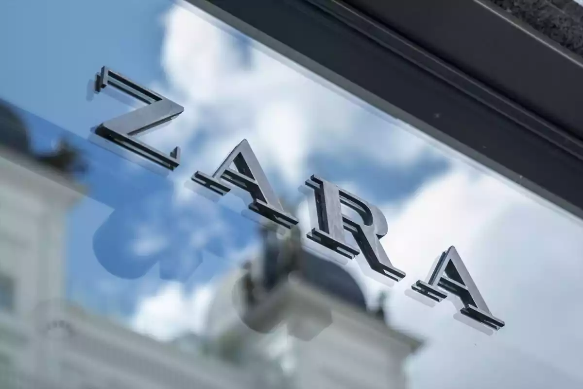 Un logo de Zara de metal encima del escaparate de una tienda