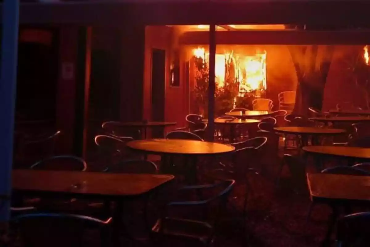 Imagen de las llamas quemando un restaurante