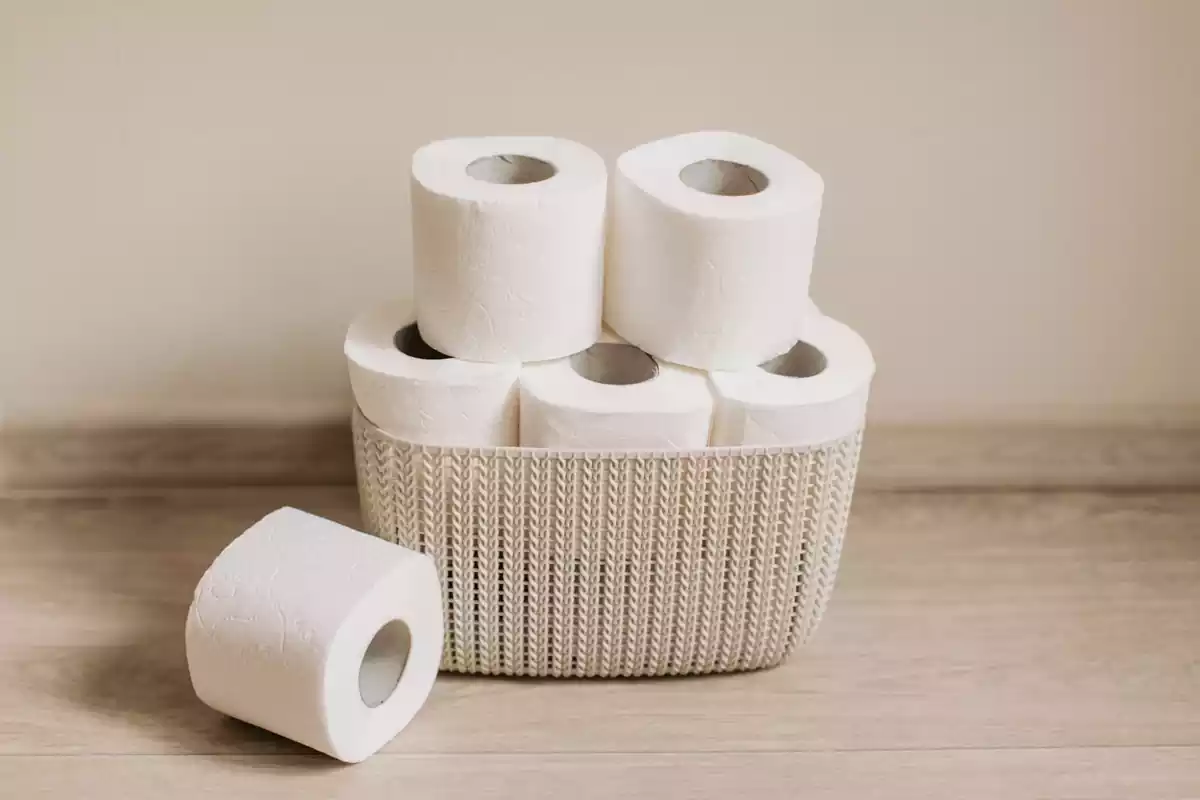 Imagen de rollos de papel higiénico en un baño