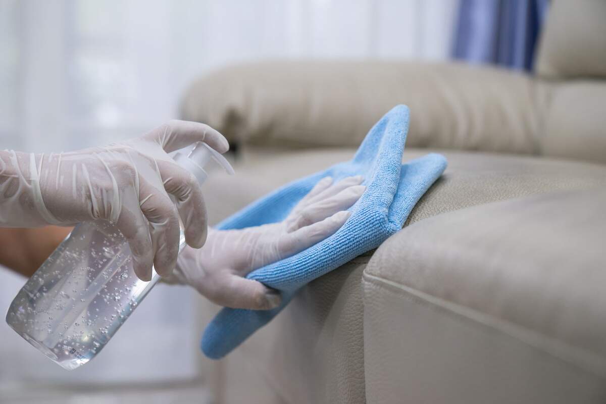 Si tienes un sofá de tela, toma nota del mejor truco de limpieza