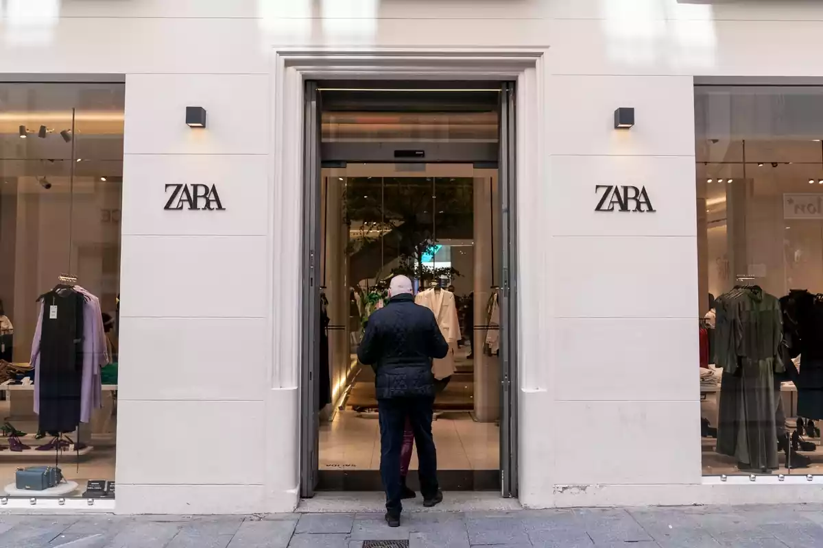 Imagen de una entrada a una tienda Zara