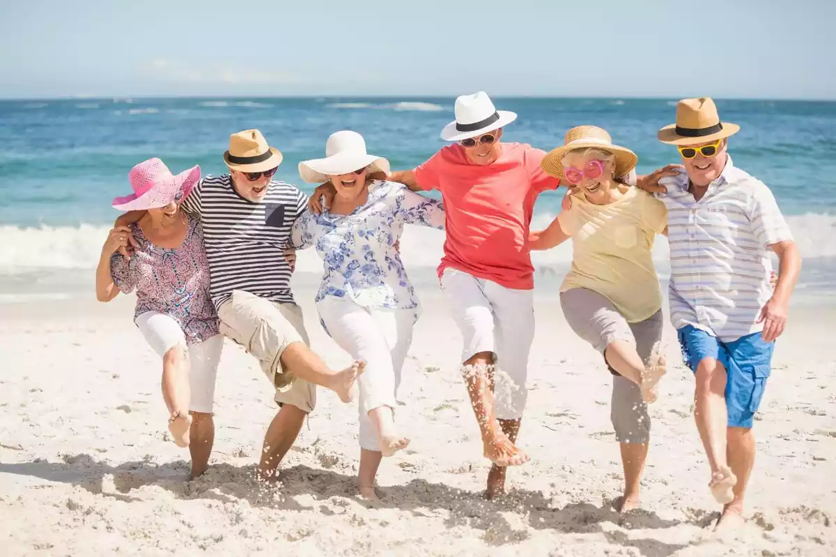 Personas mayores en una playa disfrutando