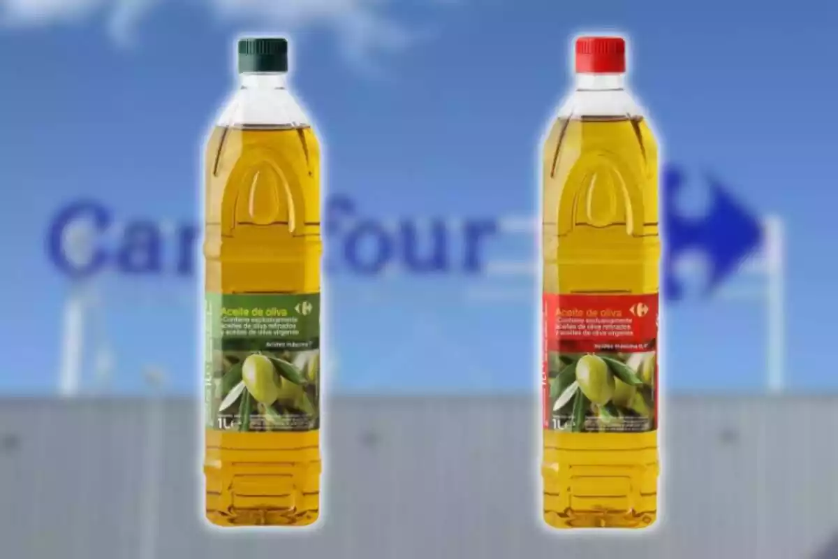 Botellas de aceite de la marca Carrefour con el fondo difuminado de un establecimiento