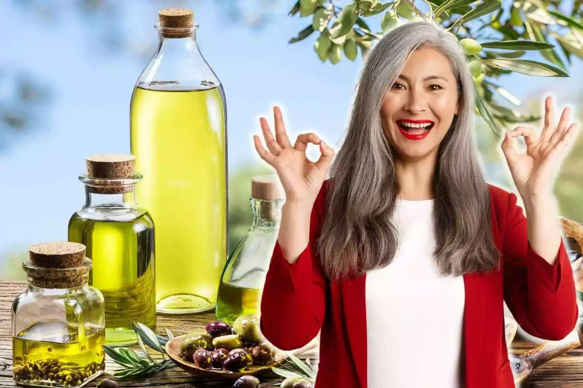 Mujer feliz haciendo el gesto de aprobación con ambas manos y con una imagen de fondo de recipientes repletos de aceite de oliva
