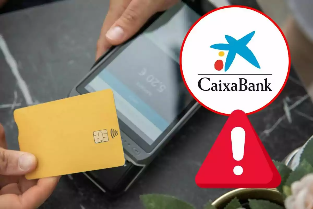 Una tarjeta amarilla de pago sin contacto se acerca a un terminal de punto de venta, con el logotipo de CaixaBank y un icono de advertencia en primer plano.