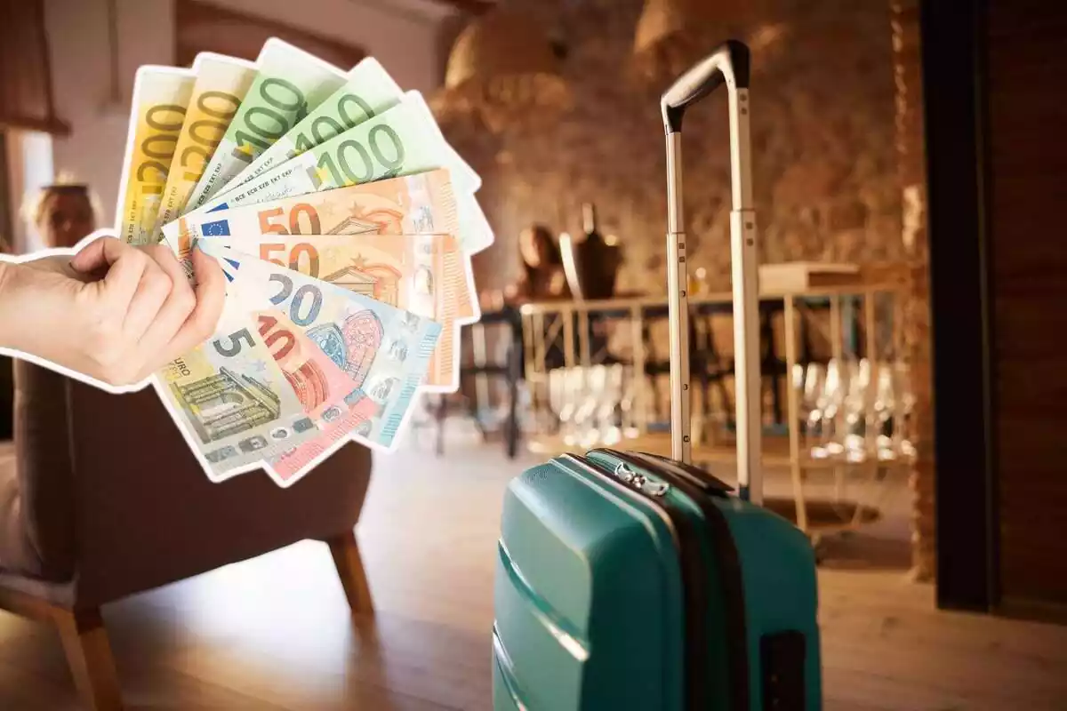 Imagen de fondo de un alquiler vacacional con una maleta y una imagen superpuesta de una persona con muchos billetes de euro en la mano