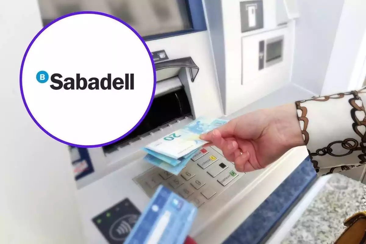 Persona con billetes en la mano en un cajero automático y logo de Banco Sabadell