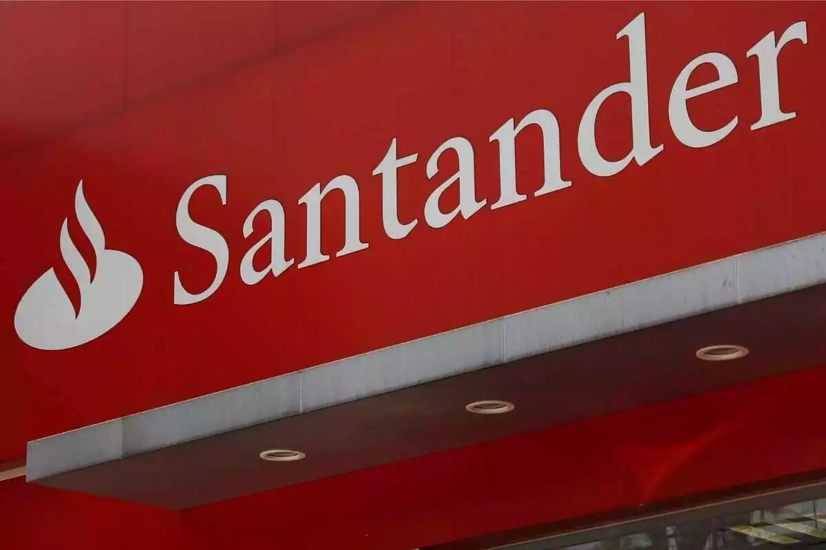Primer plano del logo exterior de Banco Santander