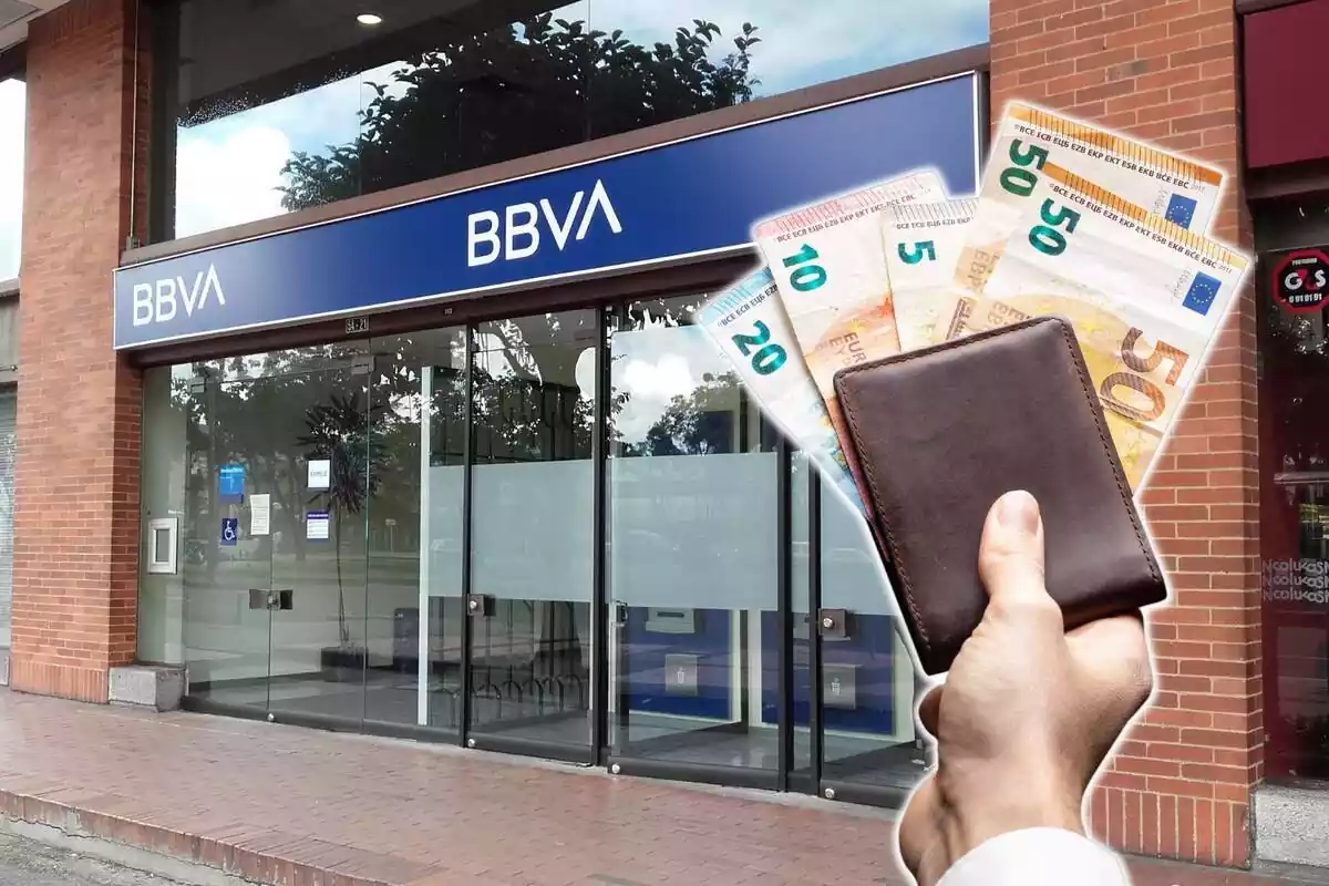 Oficina de BBVA y mano con cartera y billetes de euro