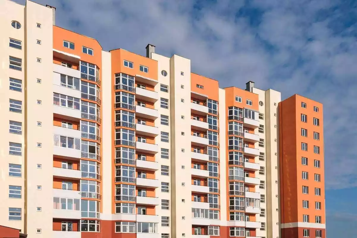 Varios bloques de pisos de color naranja vistos desde el vecindario