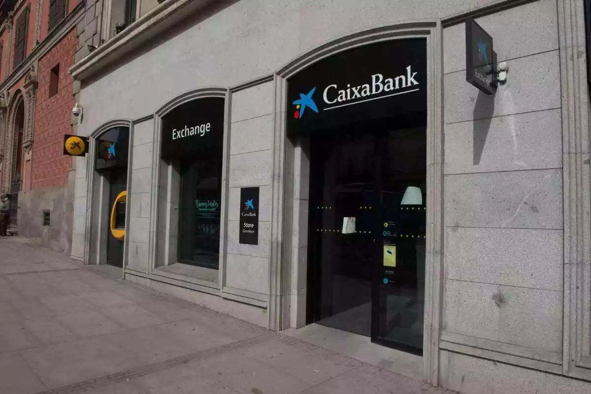 Oficina exterior y cajero automático de CaixaBank