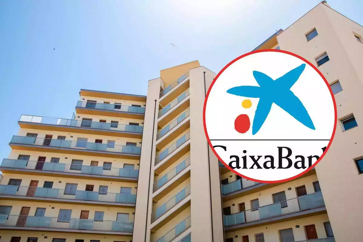 Montaje del logo de CaixaBank encima de una fachada exterior de un bloque de pisos
