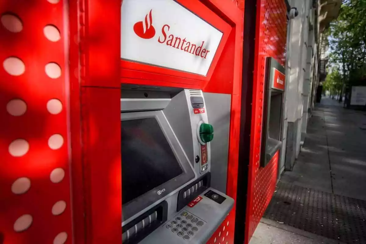 Primer plano de un cajero automático exterior del banco Santander