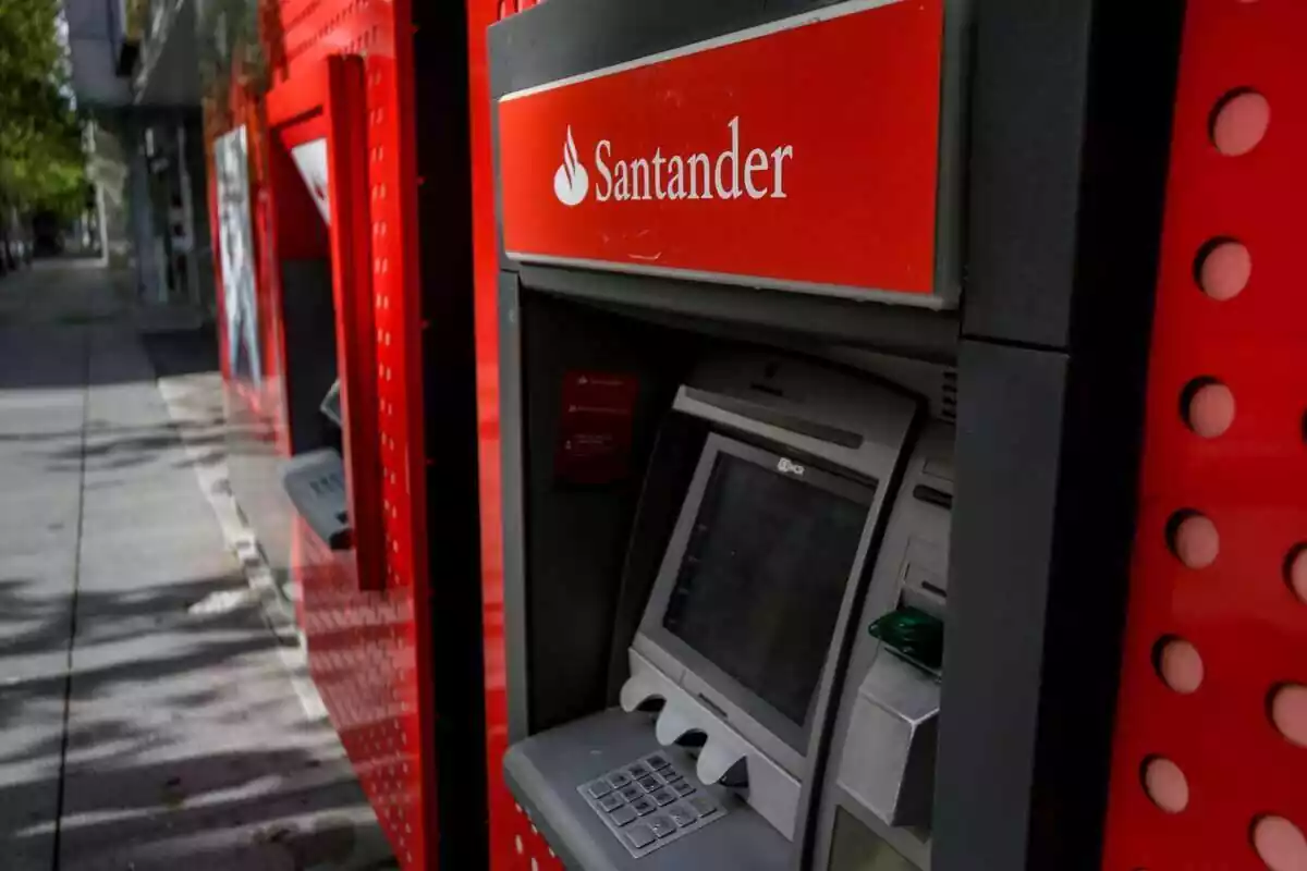 Dos cajeros exteriores del Banco Santander