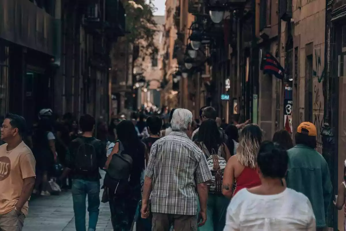 Calle de la ciudad de Barcelona llena de gente paseando