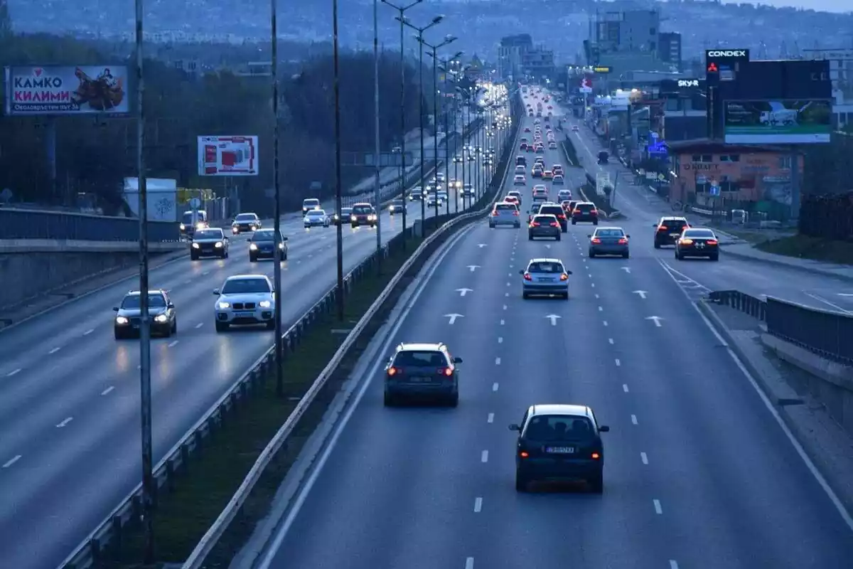 Coches circulando por una vía de tres carriles