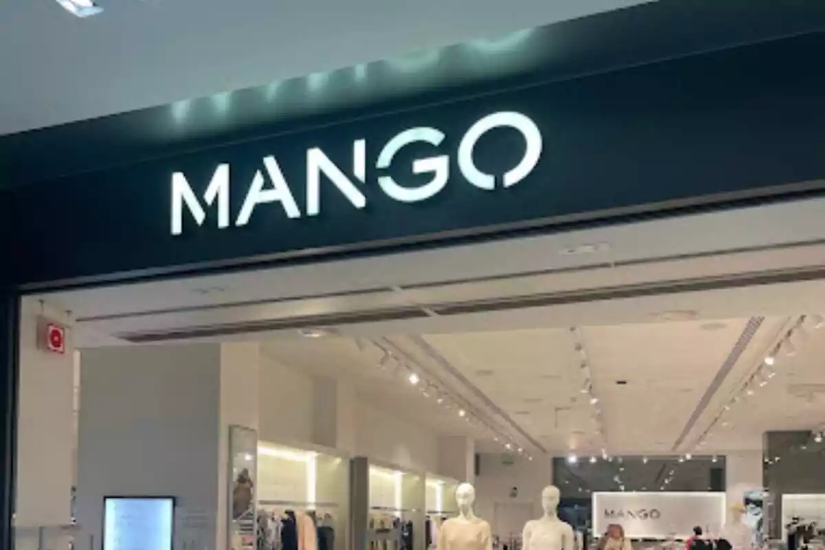 Plano corto del cartel de una tienda 'Mango'