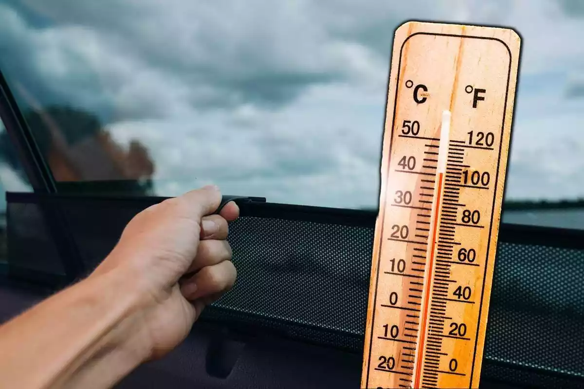 Mano subiendo cortinilla solar de coche y al lado un termómetro indicando altas temperaturas