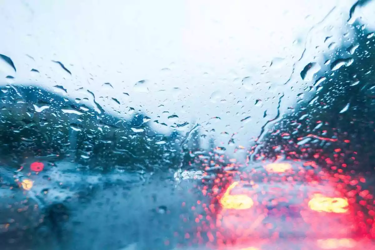 Cristal de un coche con gotas de lluvia