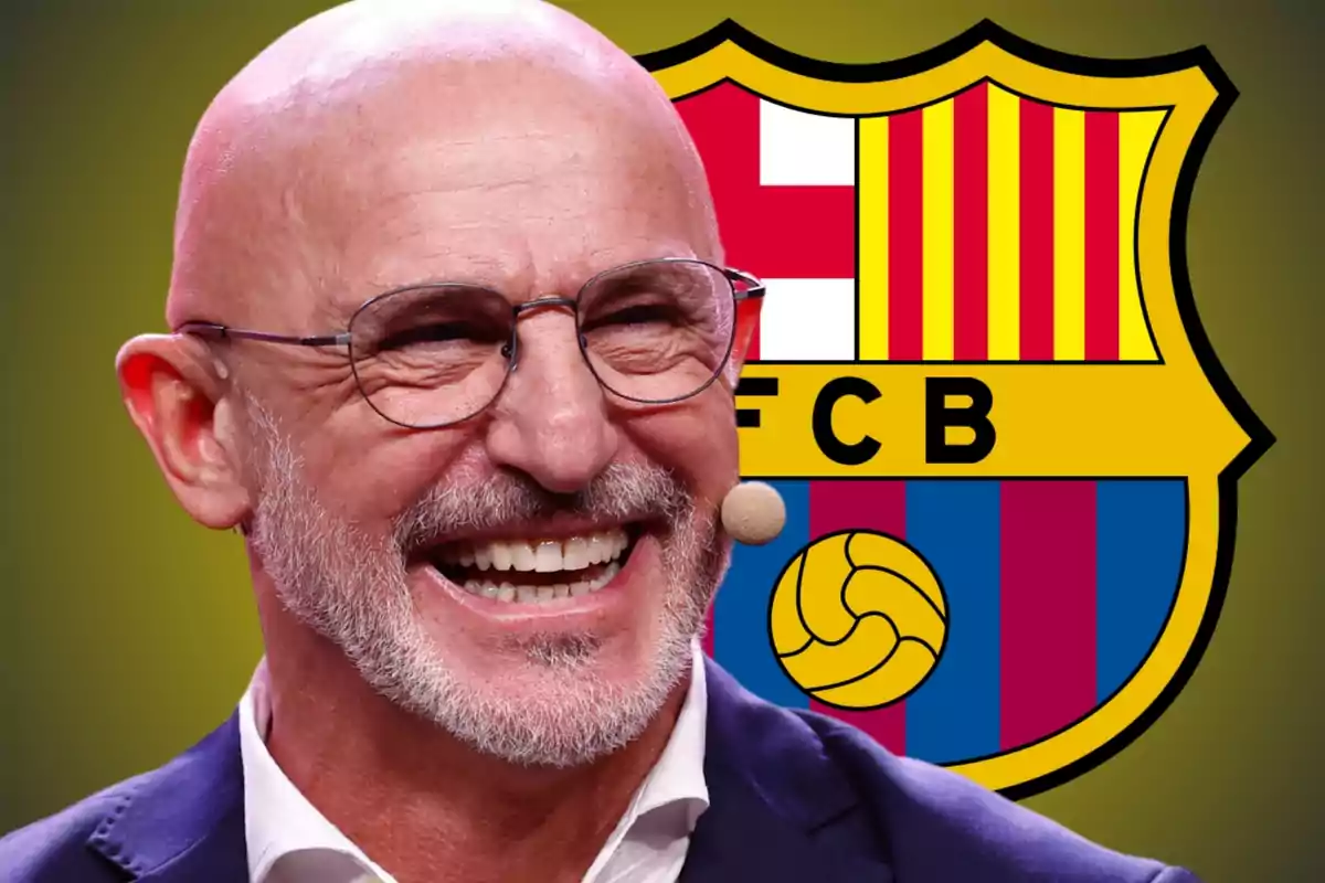 Hombre calvo con gafas y micrófono sonríe frente al escudo del FC Barcelona Hombre calvo con gafas y micrófono sonríe frente al escudo del FC Barcelona