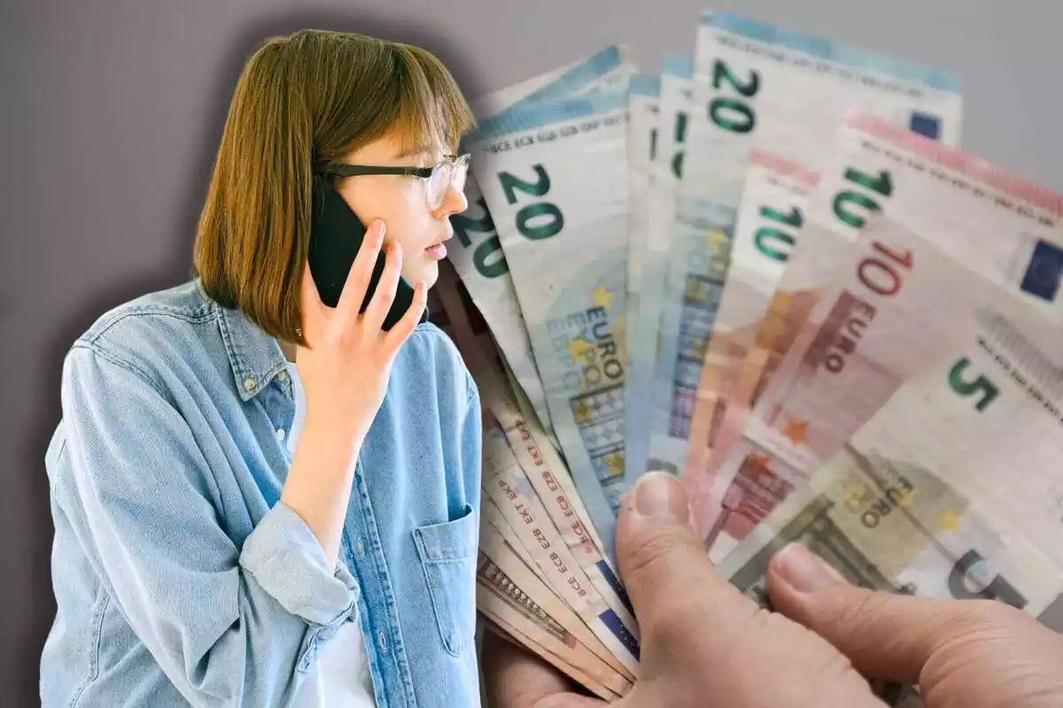 Una mujer contestando al teléfono en primer plano con dos manos con varios billetes de fondo