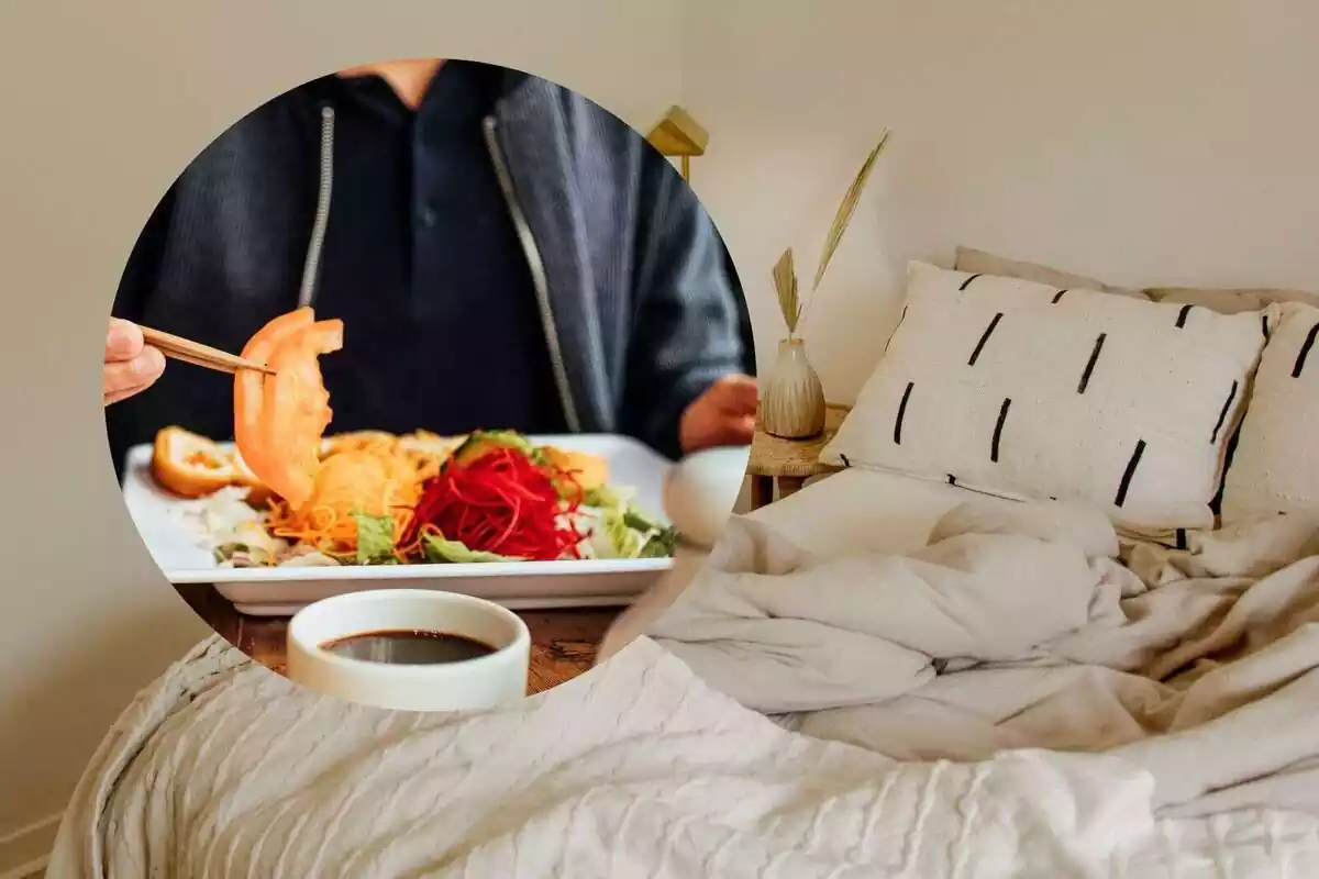 Una persona comiendo una ensalada y como imagen de fondo una cama deshecha Una persona comiendo una ensalada y como imagen de fondo una cama deshecha