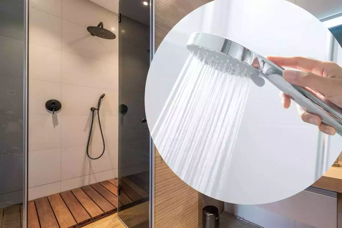 Montaje de una imagen de fondo de un baño y en primer plano una mano de una persona con una alcachofa de ducha en la mano, y agua saliendo