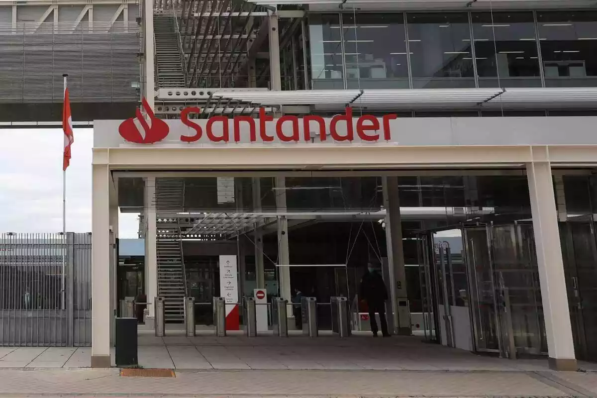 Plano general del exterior del edificio de la sede del Banco Santander