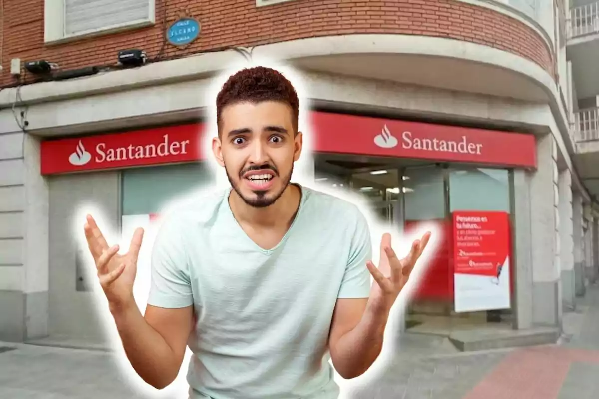 Un hombre con expresión de frustración frente a una sucursal del banco Santander.