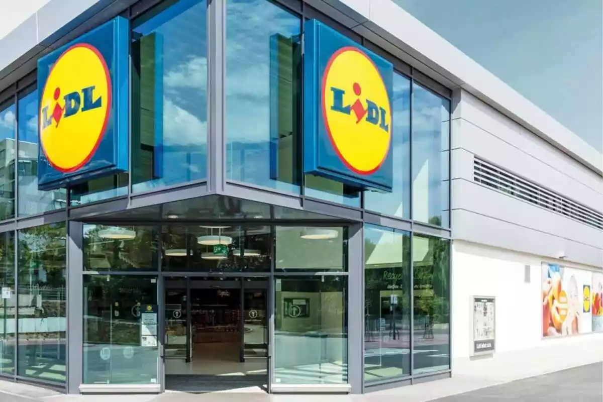 Entrance of a Lidl supermarket Entrance of a Lidl supermarket