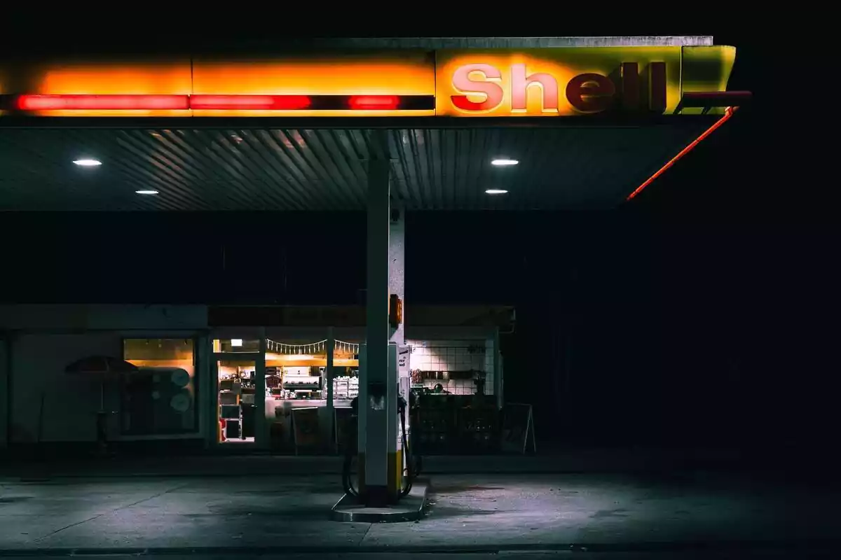 Gasolinera Shell de noche