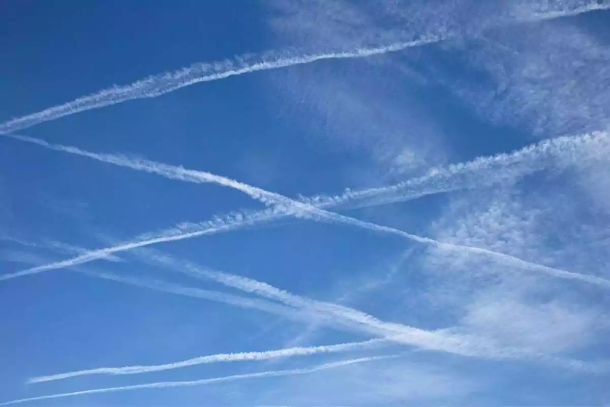 Cielo azul con estelas de condensación que dejan los aviones