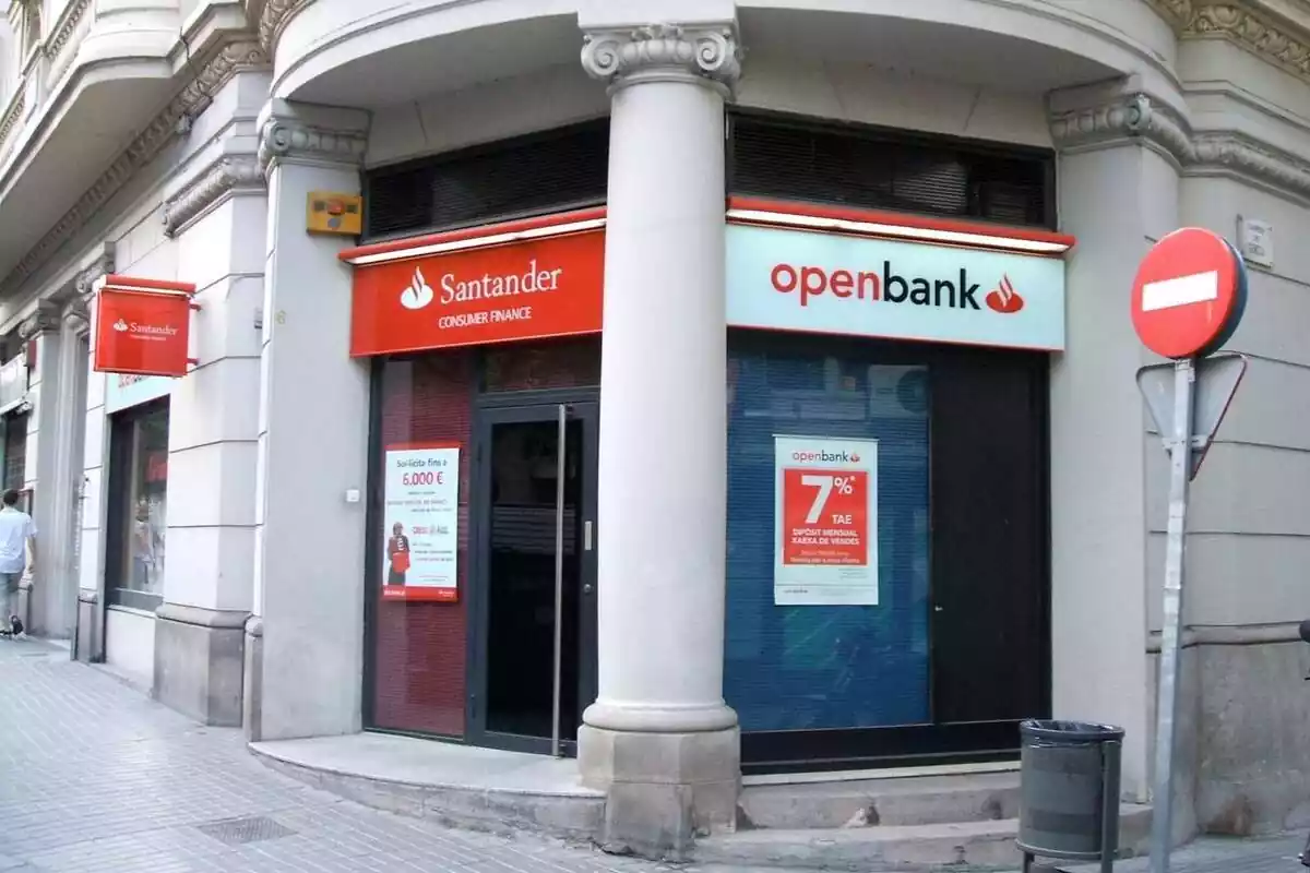 Exterior de una oficina de Openbank del grupo Santander en Barcelona