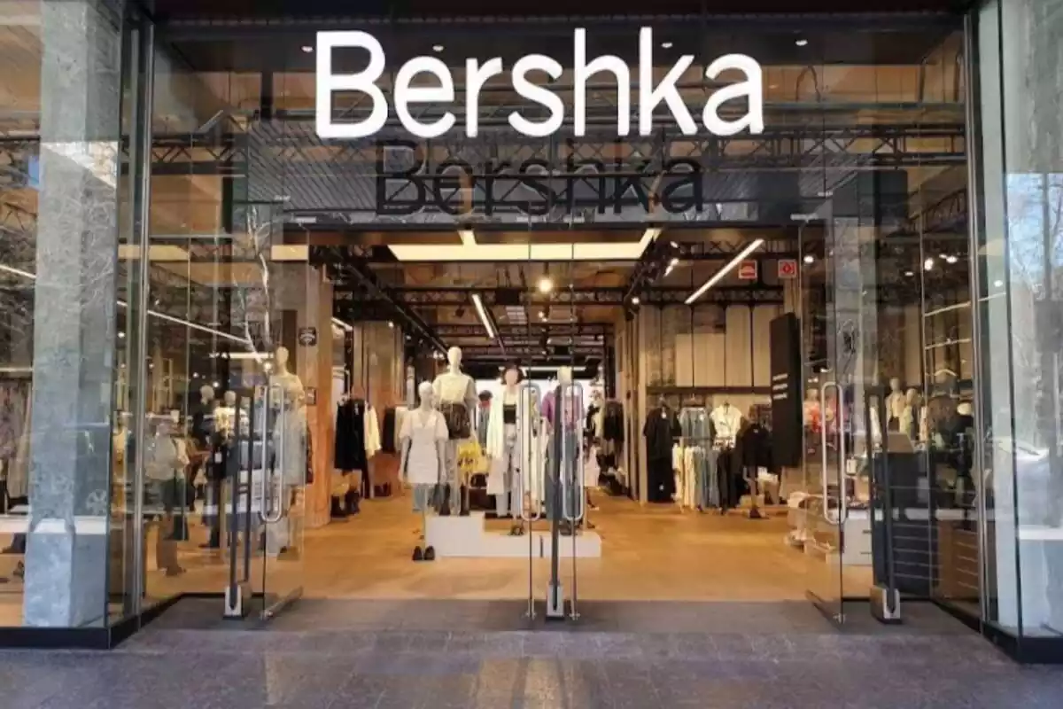 Plano general de una tienda Bershka de Madrid