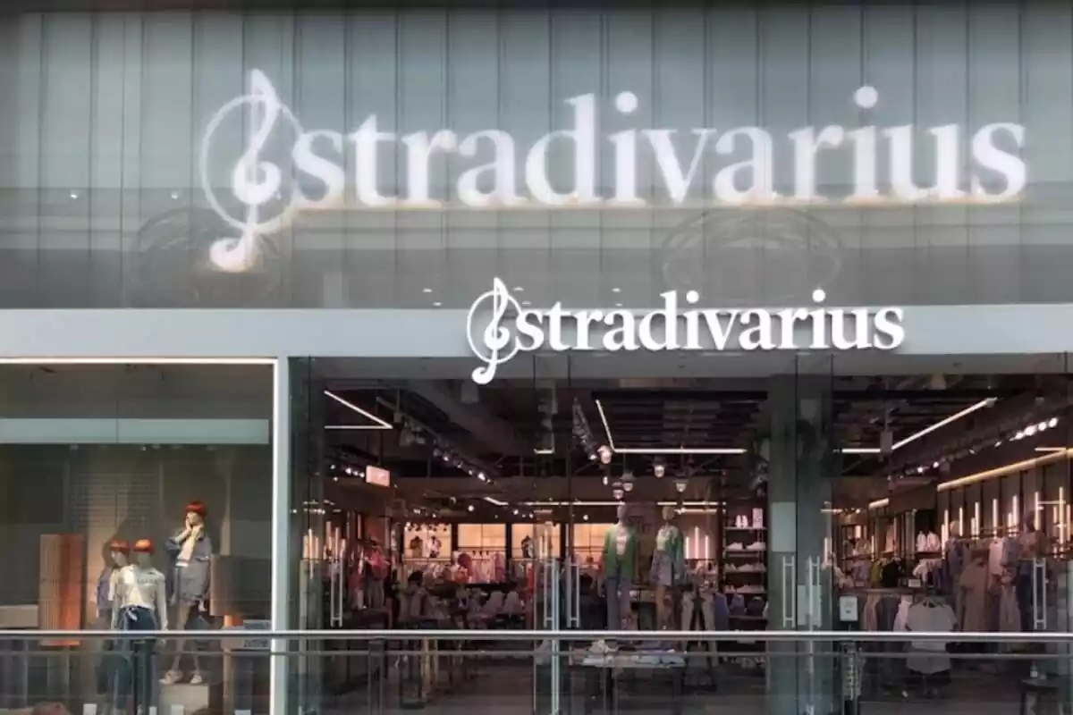 Plano general de la fachada de una tienda Stradivarius de Madrid