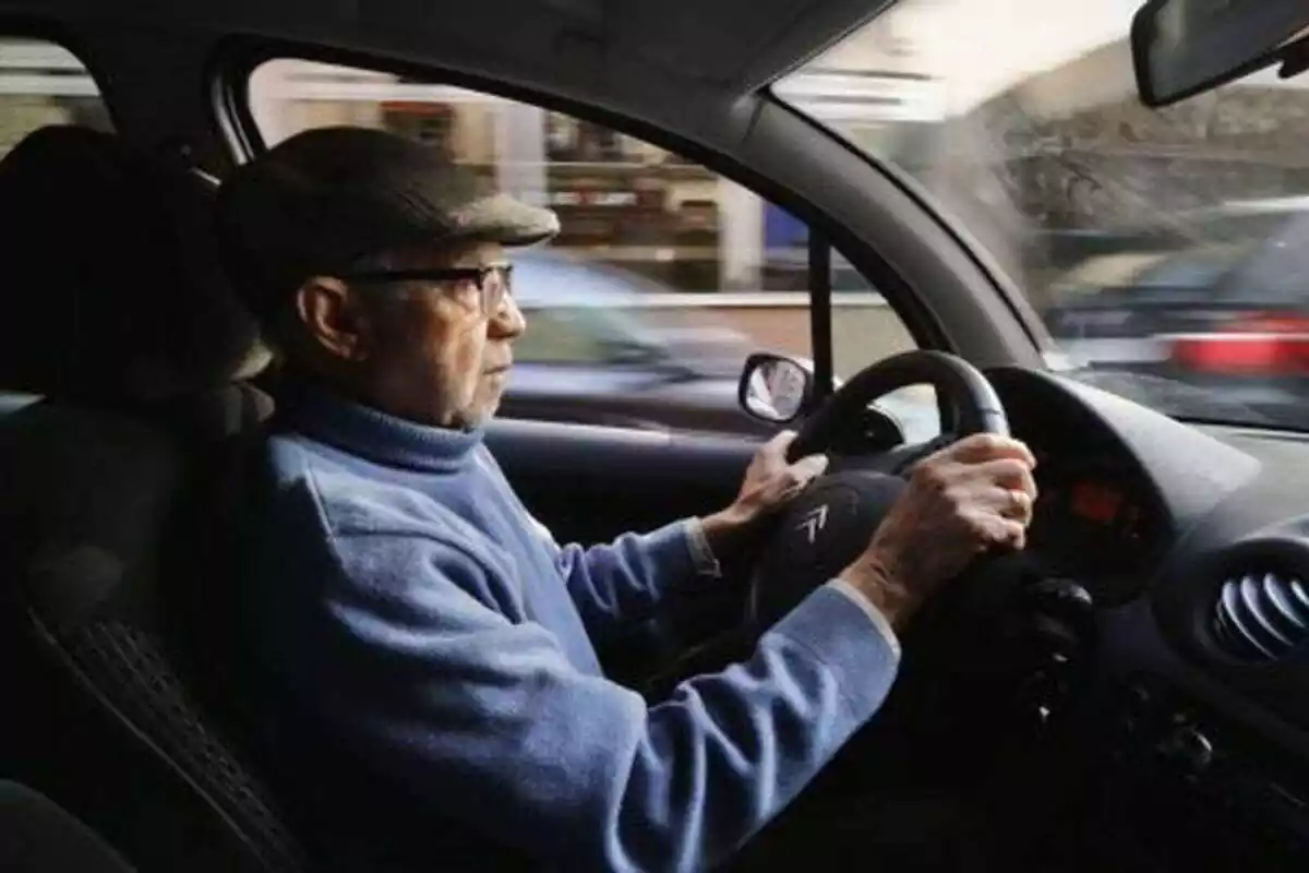 Persona mayor conduciendo un coche