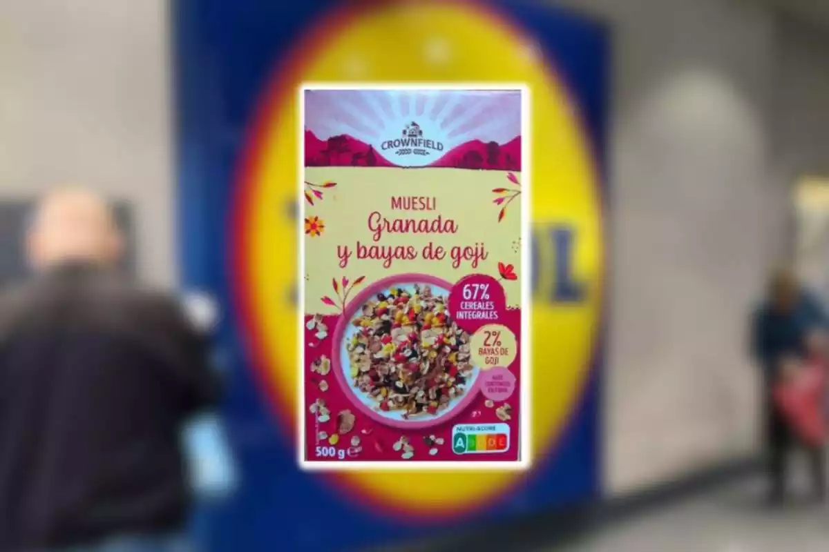 Fotomontaje con una imagen de fondo del logo de Lidl y al frente los cereales muesli granada y bayas de goji Crownfield que vende Lidl
