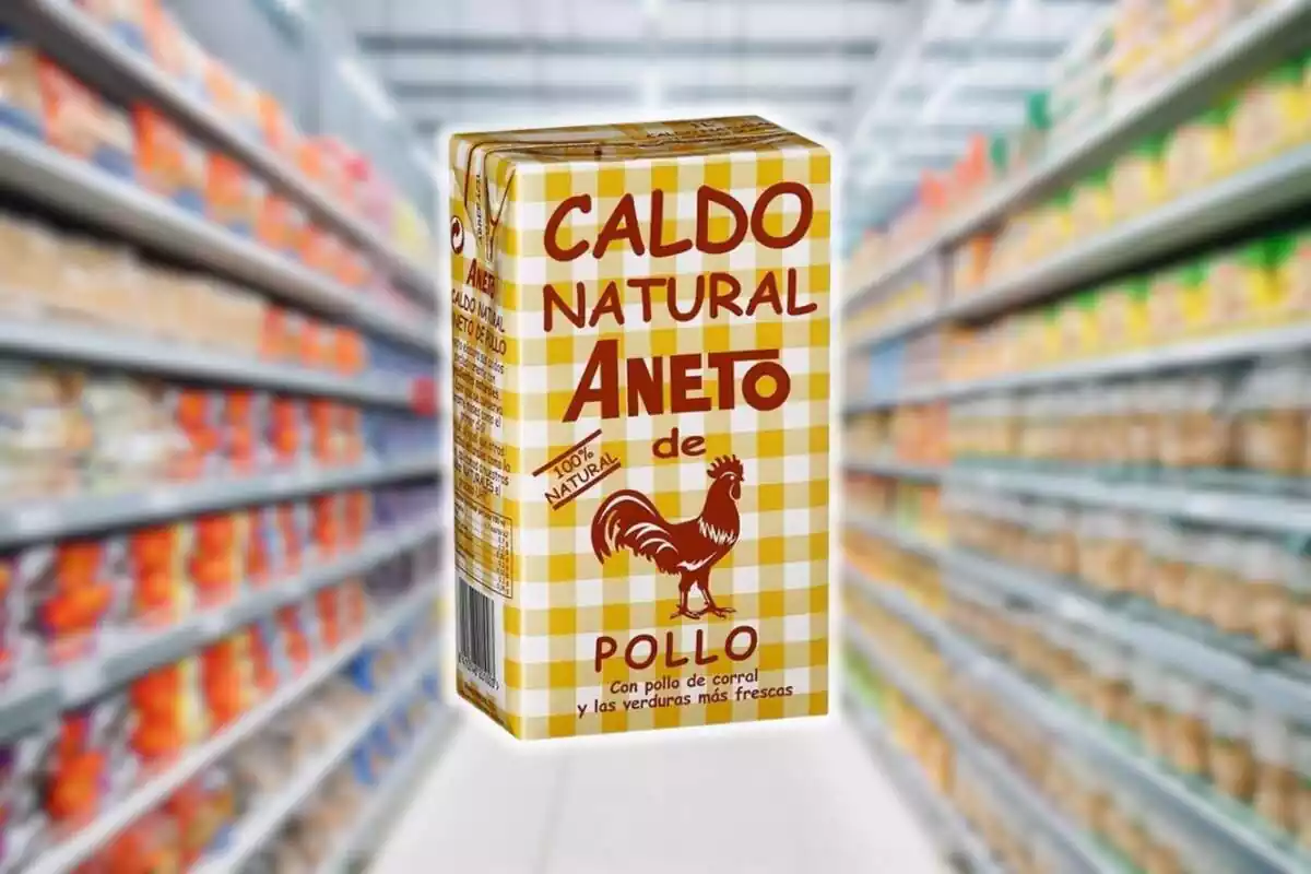 Fotomontaje con una imagen de fondo del pasillo de un supermercado difuminado y al frente el litro del caldo de pollo natural de Aneto