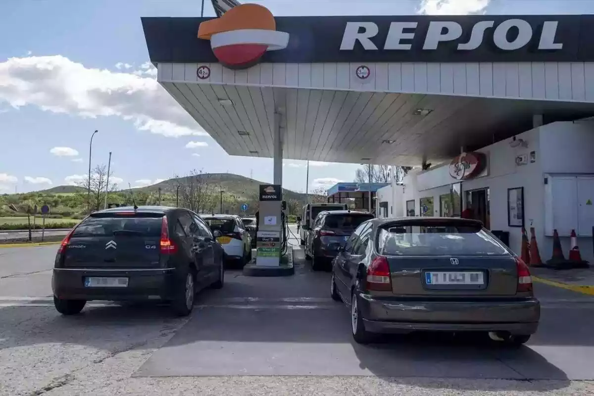 Gasolinera de Repsol llena de coches