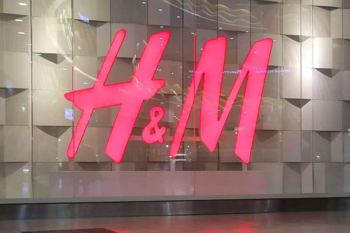 Logo de H&M de una tienda de Rusia